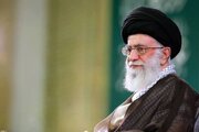 عکسی از اهدای مدال فرماندهان سپاه و ارتش توسط رهبر شهید انقلاب/ نشان درجه یک نصر بر سینه حسن روحانی/ محسن رفیقدوست هم بود